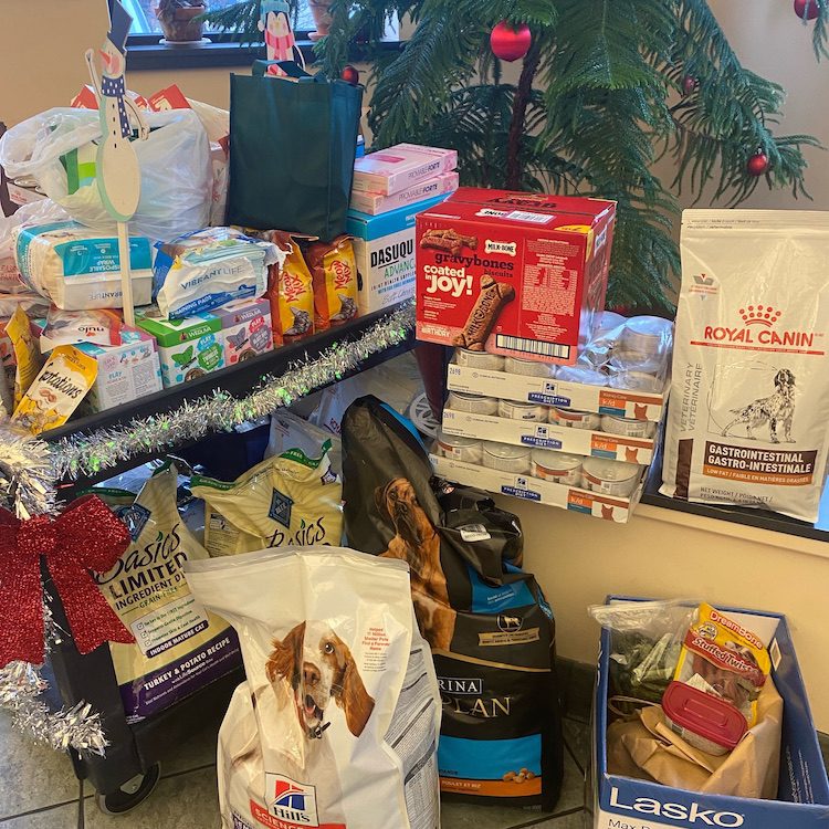 https://annarboranimalhospital.com/wp-content/uploads/2022/12/food-donations-inside.jpg